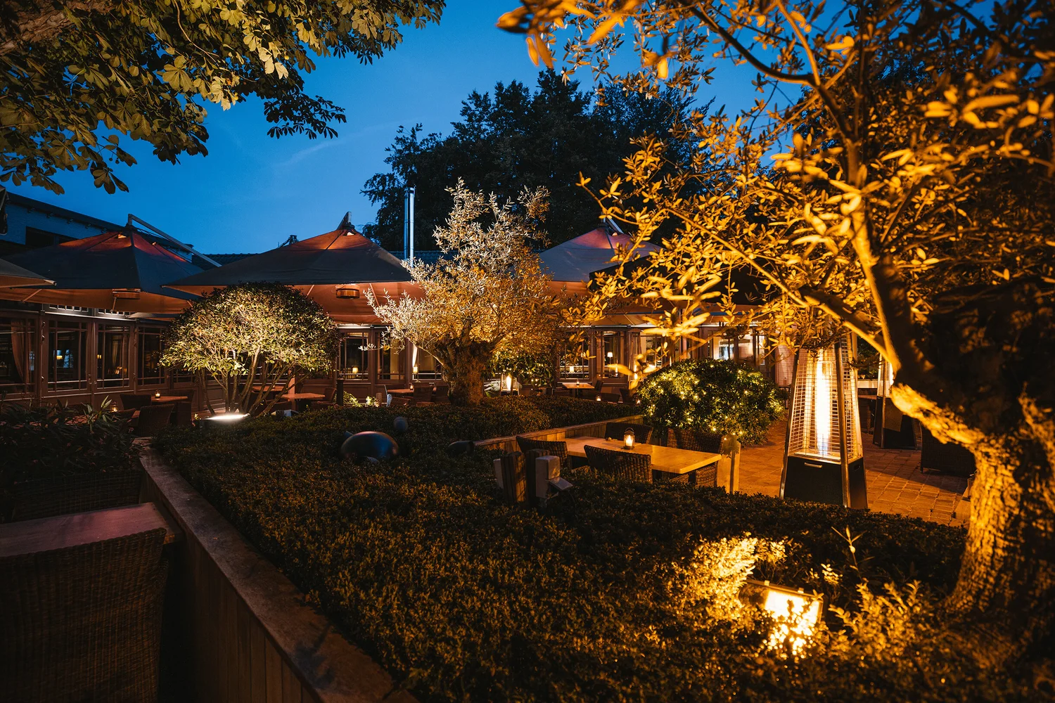 Verlicht terras en tuin van Afspanning De Lekkerbek